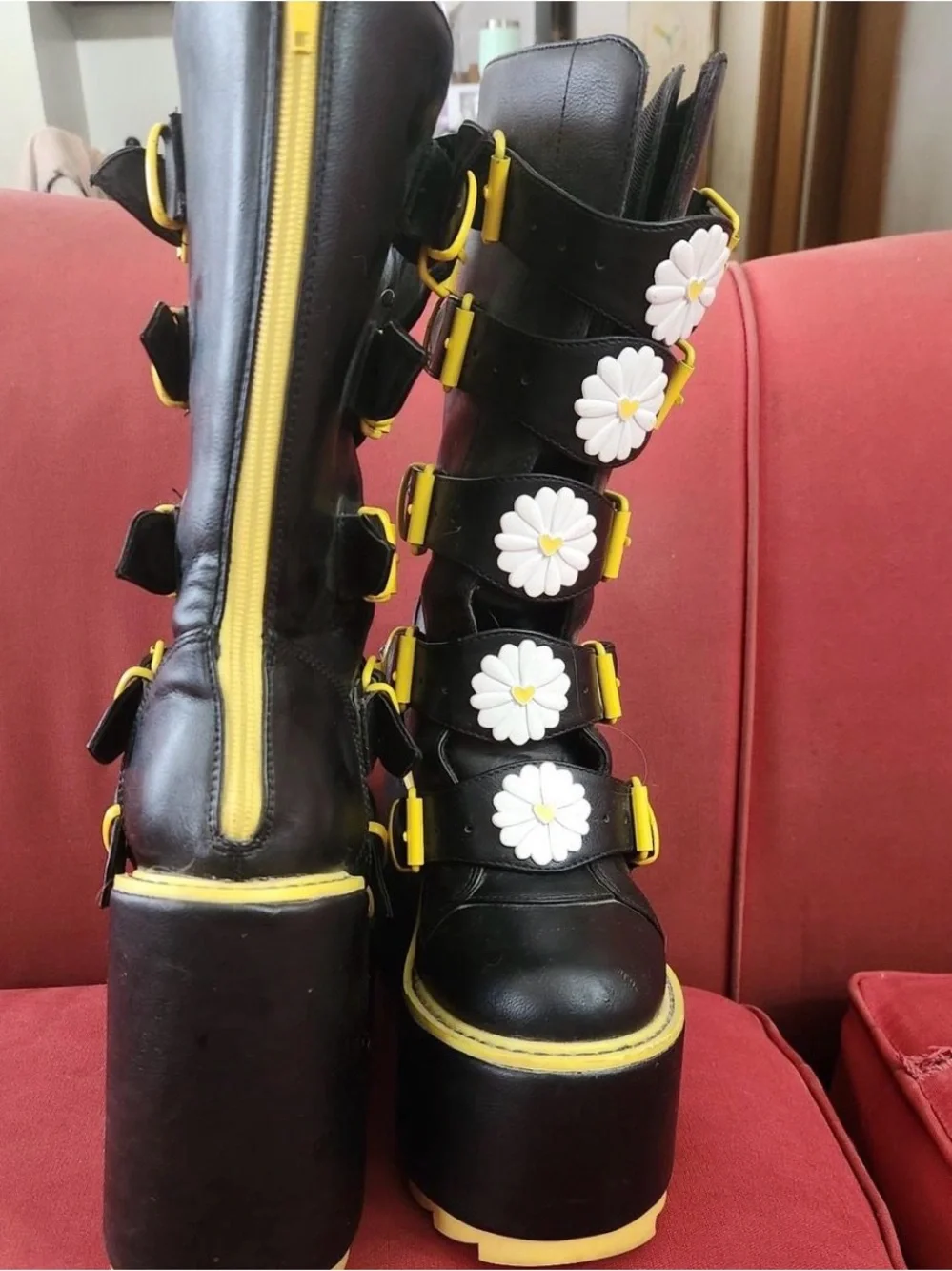 YRU daisy dunes. Platform boots
